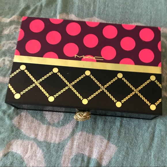 💋 MAC Cosmetics Nutcracker Sweet Gold Pigment - Picture 2 of 4